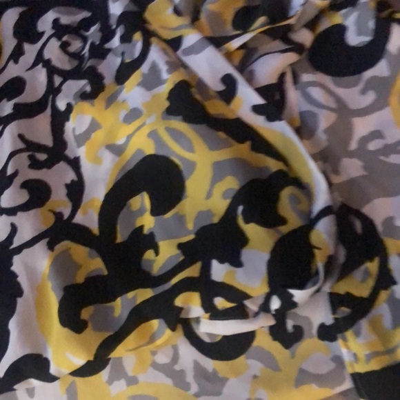 Nwt fun patterned Criss cross front blouse - Picture 2 of 6